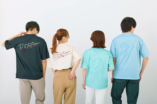 新ユニフォームのTシャツを着用した写真